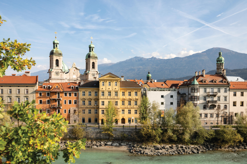 Altstadt von Innsbruck mit Dom St. Jakob, Häuserfront und Inn